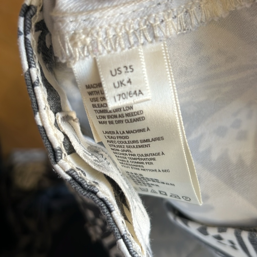 Like NEW FREE PEOPLE Float On Flare Jeans Black White Print US 25 (UK 4) - Picture 7 of 8